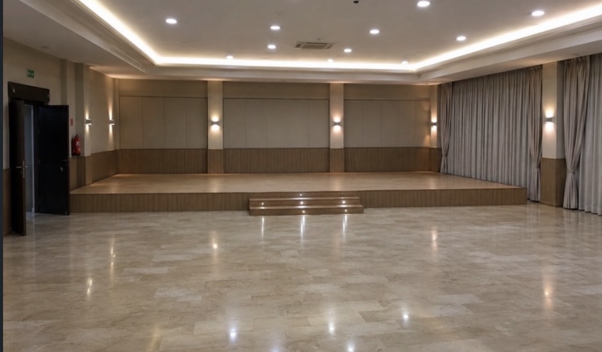 Salón de eventos antes de la instalación, con suelo original