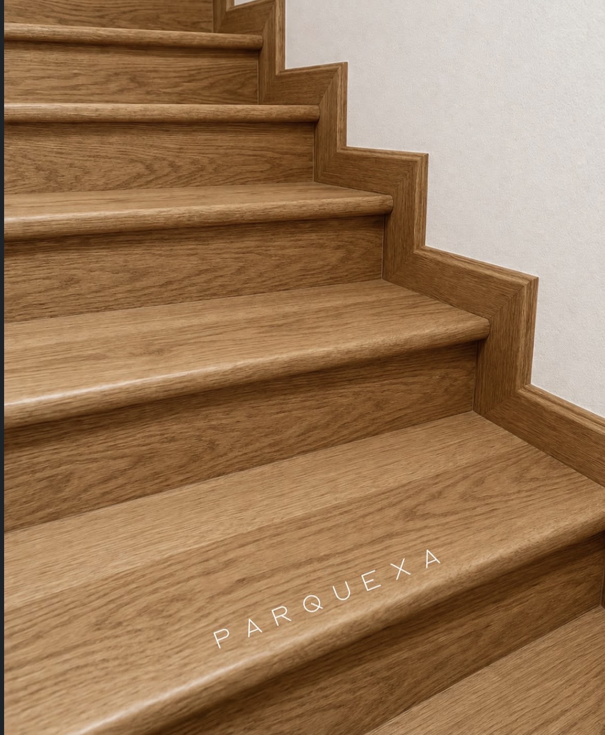 Escalera revestida en madera de roble por PARQUEXA