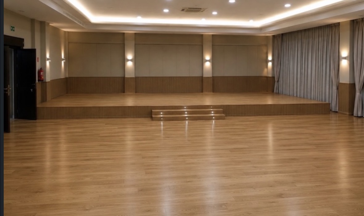 Salón de eventos con tarima de madera instalada por PARQUEXA